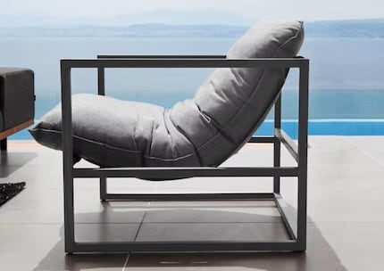 The square shape means you can see through the frame, while the upholstery ensures a comfortable sitting angle.