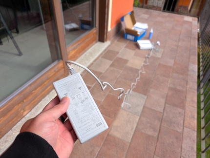 De kabel is maar 3,5 meter lang, dus ik moest een verlengkabel gebruiken.
