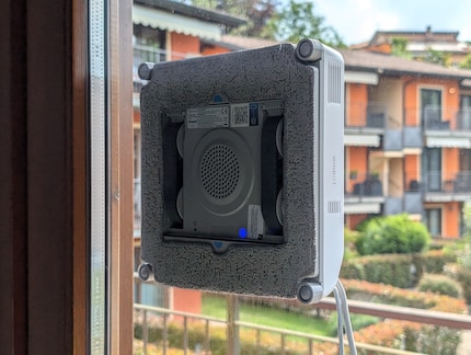Bij een stroomstoring blijft de robot bijna 40 minuten in de noodmodus aan het raam hangen.