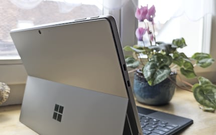 Côté connectique, vous aurez droit à deux ports USB-C en plus du port magnétique pour le clavier et du port Surface-Connect (alimentation).