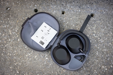 Sony levert de jack kabel mee.