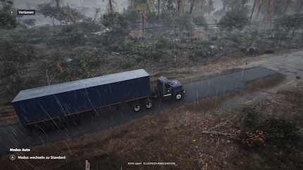 Een vrachtwagen rijdt over de vers geasfalteerde weg.