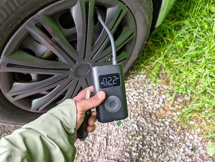 De Xiaomi Luchtcompressor kan ook de spanning van autobanden meten.