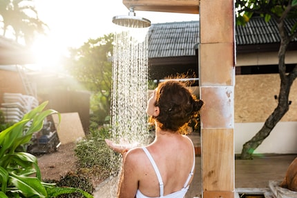 Als het buiten warm genoeg is, is de koude douche hopelijk ook geen probleem.