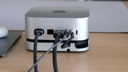 De hubconnector van Satechi neemt een van de Thunderbolt-poorten aan de achterkant van de Mac Mini M4 in beslag.