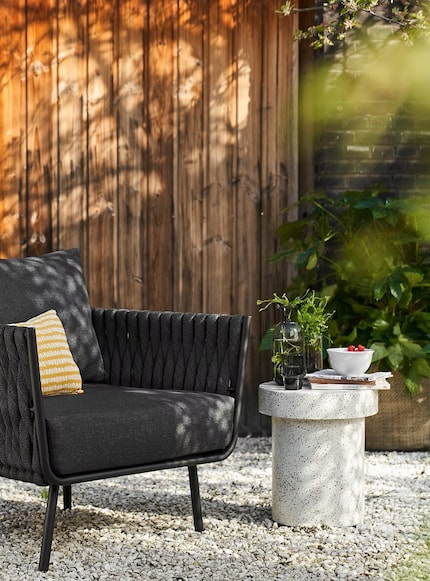 Mushroom design meets terrazzo vibes: the stone table adapts smoothly to its surroundings.