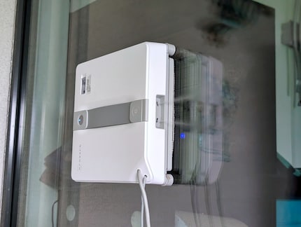 De Winbot Mini spuit vloeistof als nevel op de ruit - die door de wind kan worden weggeblazen.