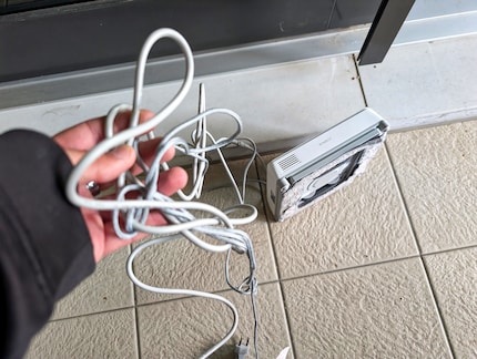 Een wirwar van kabels is onvermijdelijk bij de Mini met voedingskabel en veiligheidskabel.