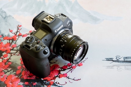 Despite its high speed, the manual lens is compact.
