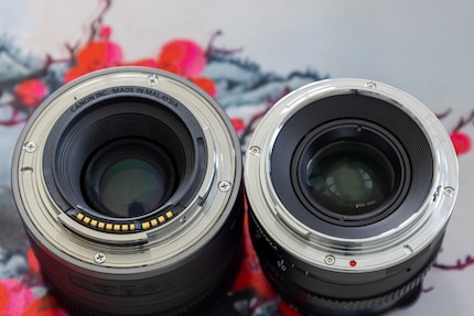 The bayonet on the TTArtisan (right) manual lens is only a mechanical shutter. Conversely, a lens with autofocus (left), has electronic connections.
