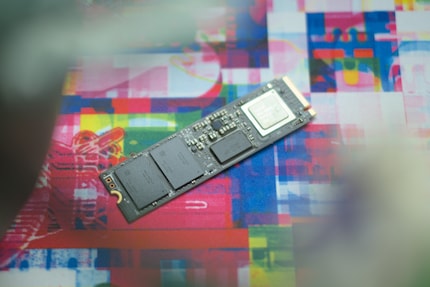 De twee NAND geheugenchips links, de DRAM cache in het midden en de controller rechts.