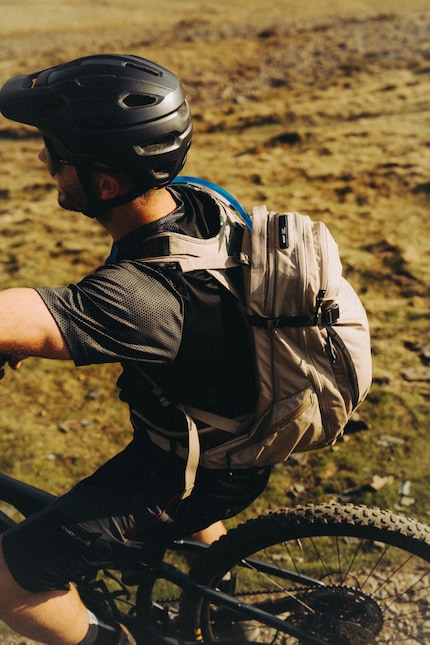 The unisex backpack can be adjusted to your torso length.