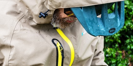 Als het buiten de Dirtsuit Core Edition nat is, wordt het binnen fysiek warm en ook vochtig door transpiratie
