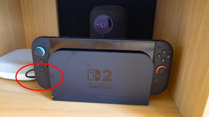 Praktisch - Ik kan de camera altijd aangesloten laten en mijn Switch zonder gedoe uit het dock halen. De USB-A-sleuven bevinden zich aan de achterkant van het dock op het rood gemarkeerde punt.