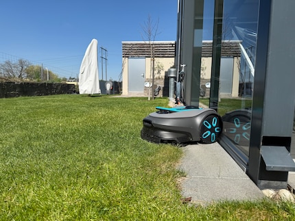 Ik heb de randgrens onnauwkeurig gedefinieerd, de Sileno Free heeft geen obstakeldetectie. Resultaat: de robotmaaier rijdt er op volle snelheid tegenaan.