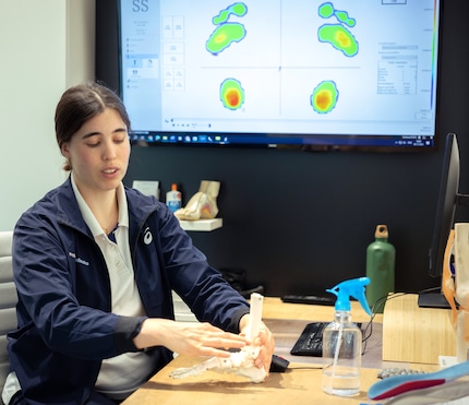 Biomechanikerin Annika zeigt mir, wie sich die Laufbelastung auf meine Fussanatomie auswirkt.