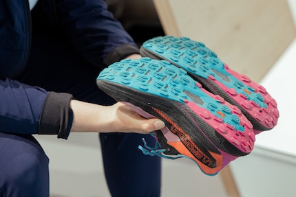 Ein Blick aufs Schuhprofil kann verräterisch sein und Fehlbelastungen offenlegen.