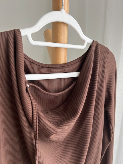 Fluwelen hangers zijn ook geschikt voor tops met een watervalhalslijn.