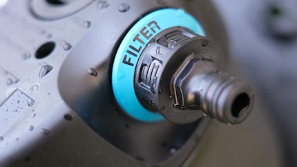Hier sluit je de tuinslang op aan. Gardena heeft een filter ingebouwd in de «Aqua Precise» zodat je ook bronwater kunt gebruiken.