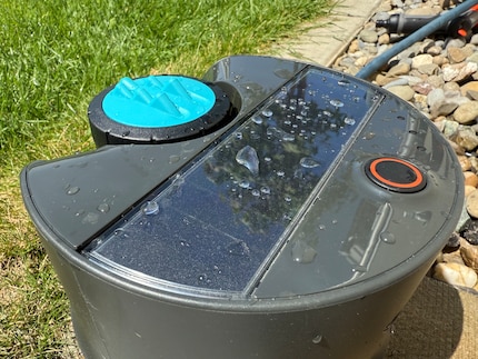 De zonnecel op de bovenkant van de «Aqua Precise» levert voldoende stroom voor de werking.