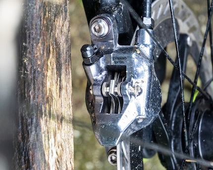 De remklauw van Shimano.