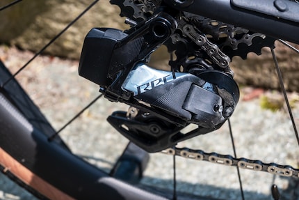 De accu van de elektronische Sram Red XPLR AXS is daarentegen extern gemonteerd op de Gran Turismo GR X van Bixs.