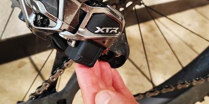 De verzegelde batterij is veilig opgeborgen in de behuizing van de achterderailleur.