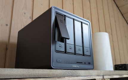 The casing’s made of aluminium – only the front and back elements are made of plastic.