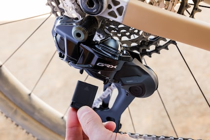Net als bij de nieuwe XTR groepset is ook de batterij voor het elektronisch schakelen elegant geïntegreerd in de achterderailleur van de nieuwe gravelgroepset.