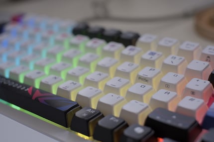 De keycaps laten aan drie kanten licht door.