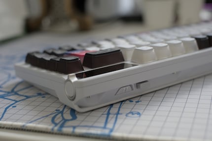 De dongle voor de draadloze verbinding is rechtsachter in de behuizing geparkeerd als hij niet wordt gebruikt.