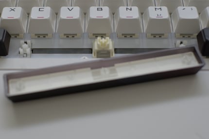 Asus verpakt zelfs dempingsmateriaal onder en in de spatiebalk.