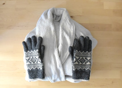 Mijn gevechtsuitrusting: winterhandschoenen en een badjas.