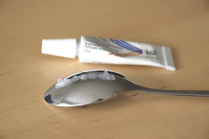 Gebruik die zin niet: Het zorgde ervoor dat de crème overal kwam behalve in het oog.