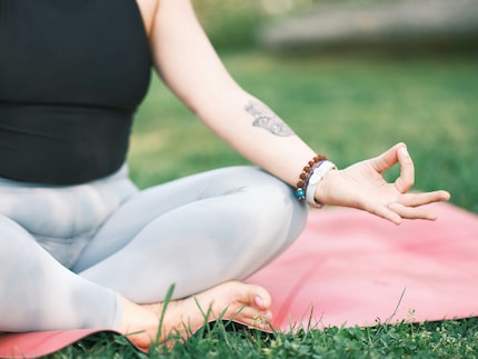 Full yoga breathing is deep abdominal breathing that extends to the flanks. It helps you to relax.