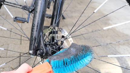 J'aimerais d'abord nettoyer les rayons sales uniquement avec la brosse dure. Mais la mousse souple entre aussi inévitablement en contact avec la saleté.
