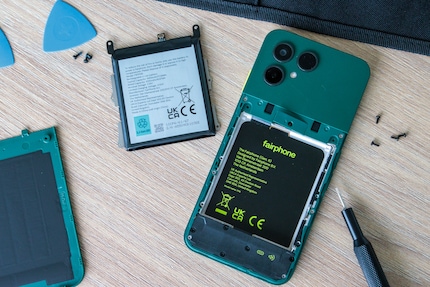 De batterij is groter dan zijn voorganger, maar heeft ongeveer tien procent minder capaciteit dan normaal.