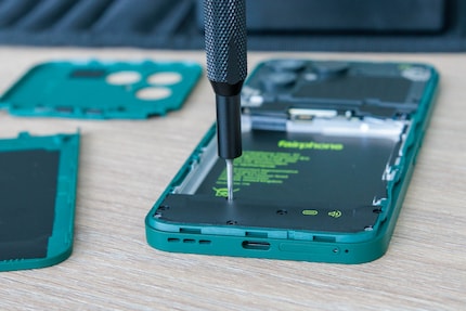 De USB-C poort is ook toegankelijk via de onderste module.