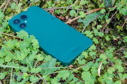 De Fairphone belettering bevindt zich in de uitsparing op de achterkant.