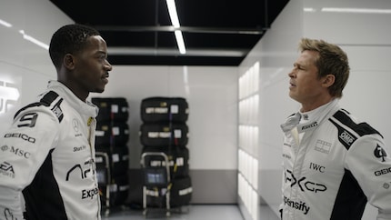 Damson Idris (links) speelt een soort jonge versie van Lewis Hamilton - alleen veel minder succesvol.