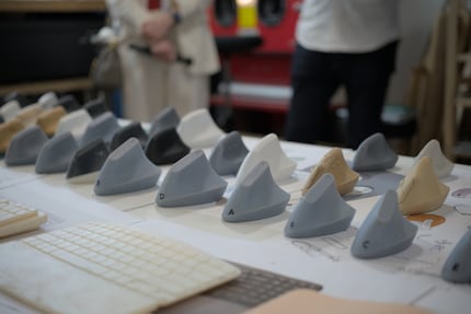 Tien iteraties van een product, zoals hier de Logitech Lift, worden getest op hun ergonomie.