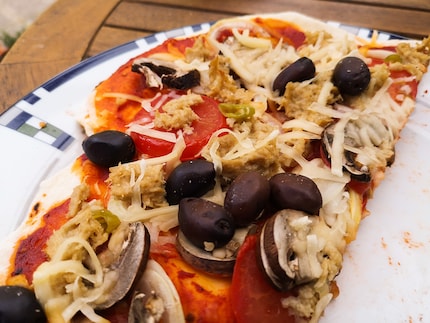 Ik vind het relaxter om zelf een pizza te grillen dan om buiten met anderen te vechten om de goede plaatsen op het terras van het restaurant.