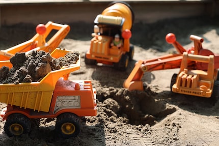 In unserem Sandkasten wimmelt es jetzt vor Husky Helpers Fahrzeugen.