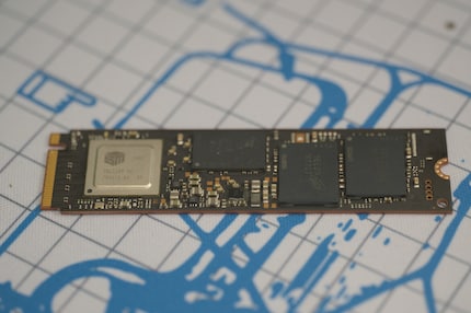 De controller links, de DRAM-cache in het midden en de twee NAND-geheugenchips rechts.