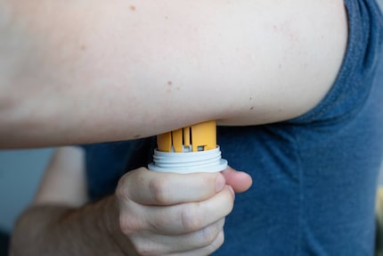 Res plaatst de applicatiehulp met de sensor op zijn bovenarm.Het is belangrijk om een plek te vinden waar de sensor niet stoort.