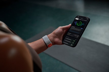 De Helio Strap levert trainings- en herstelgegevens die kunnen worden geanalyseerd in de Zepp app op de smartphone.