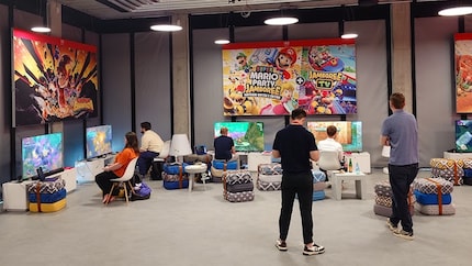Op het preview-evenement van Nintendo is iedereen druk bezig met het spelen van «Donkey Kong Bananza».