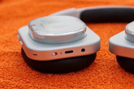 Opgeladen via USB-C en het geluid komt via de jack-aansluiting.