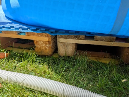 De ruwste oneffenheden kunnen worden gecorrigeerd met een plank. Bij voorkeur voordat het water erin staat.