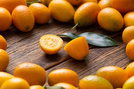Kumquats sind kleiner als die Orangen und können mitsamt Schale und Kernen gegessen werden. 